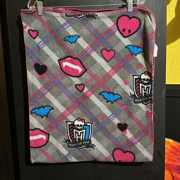 Monster High throw blanket - Picture 3 of 5